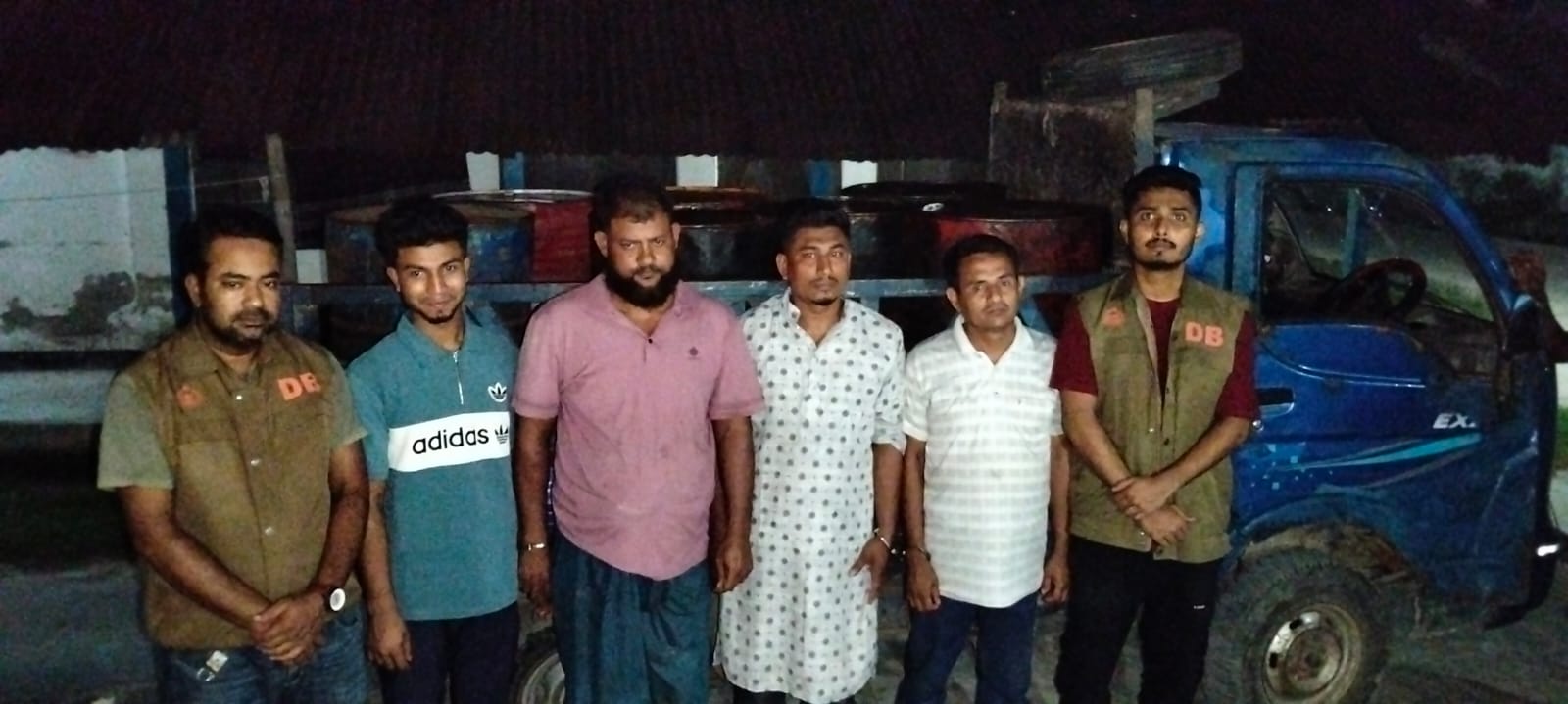 ডিবি পুলিশের অভিযানে পিকআপসহ ১৪০০ লিটার ডিজেল জব্দ আটক ৪