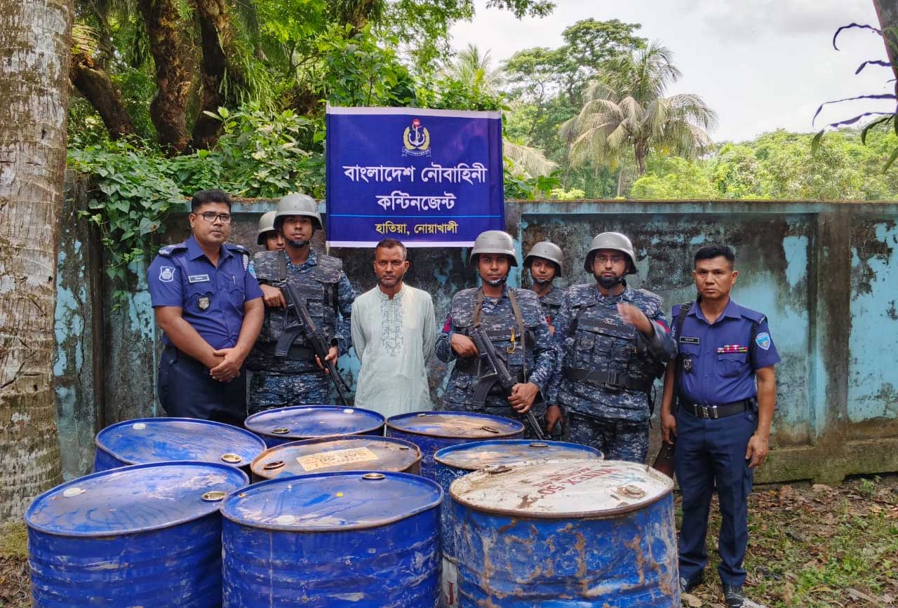 হাতিয়ায় ১৬০০ লিটার অবৈধ ডিজেল জব্দ, গ্রেপ্তার ১