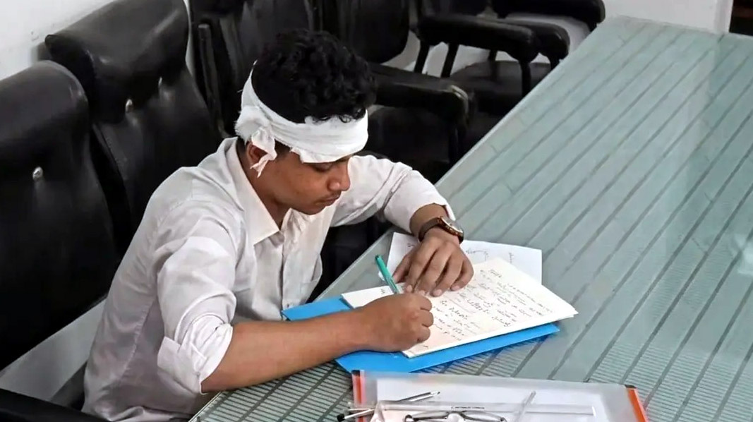 নোয়াখালীতে পরীক্ষা কেন্দ্রে ফ্যান পড়ে আহত পরীক্ষার্থী