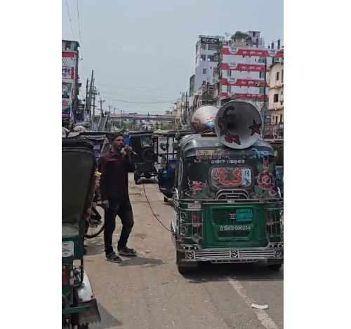 মাইক বাজিয়ে আ.লীগের স্লোগান, পুলিশ দেখে পালালো যুবক