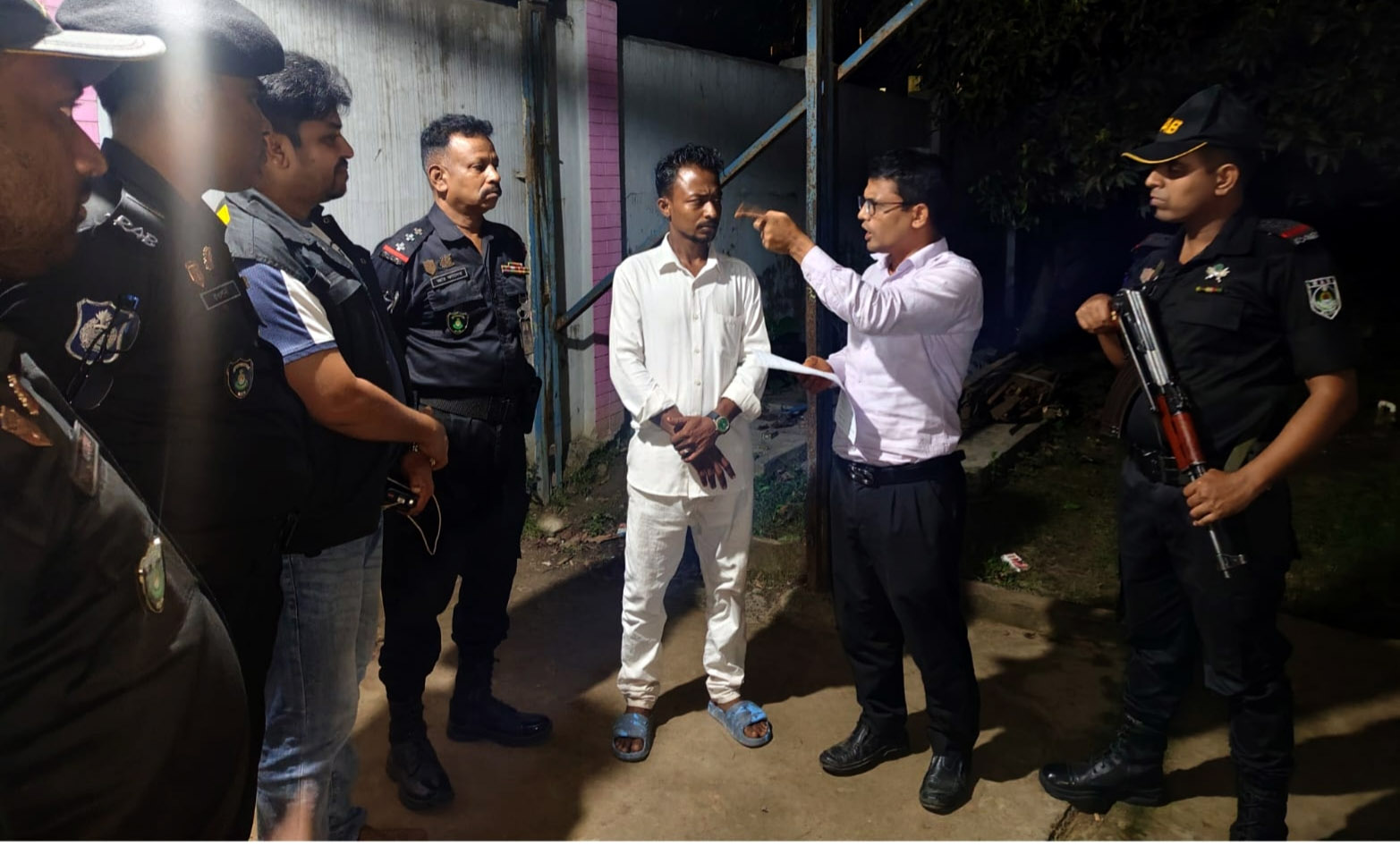 স্মার্টফোনে জুয়া খেলার অপরাধে যুবকের ৩ দিনের জেল