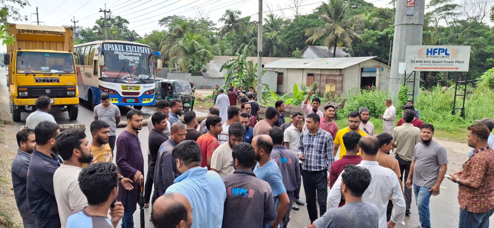 বিনা নোটিশে প্রকৌশলীসহ ৬ কর্মকর্তা ছাঁটাই: সড়ক অবরোধ ও বিক্ষোভ